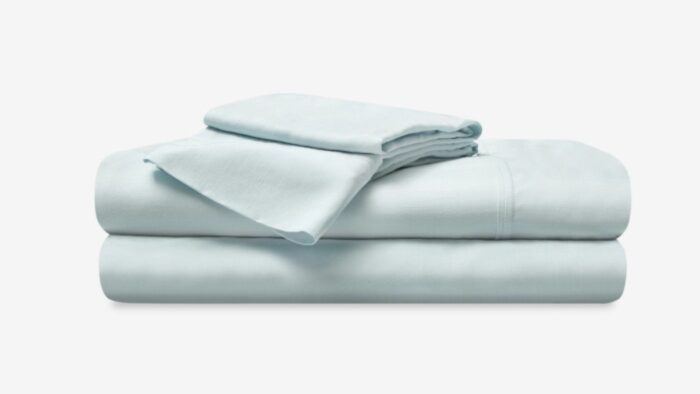 Pastel blue bed linen set: fitted sheet, flat sheet, and pillowcase, offering comfort and tranquility.
